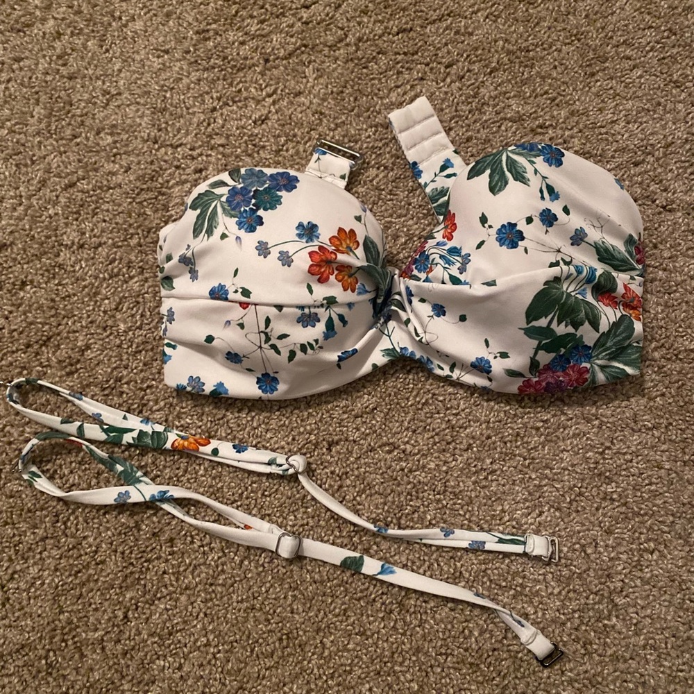 ($1) White Floral Bikini Top 💙🌺